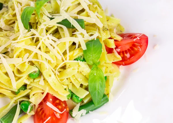 Italian pasta with basil and peas — Stock Photo, Image