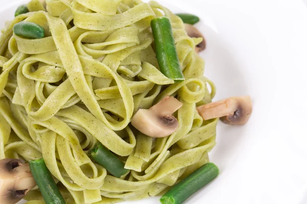 Tagliatelle de pasta con guisantes verdes — Foto de Stock