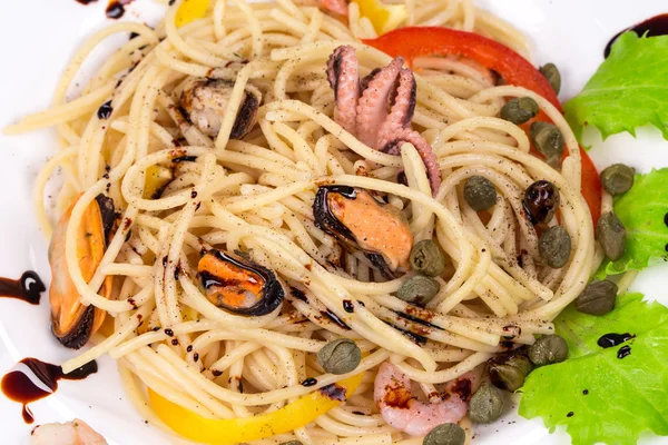 Smakelijke Italiaanse pasta met zeevruchten. — Stockfoto