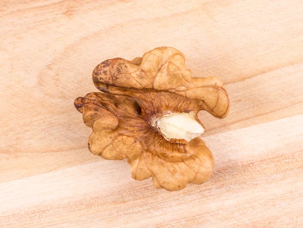 Walnoot kernels op houten tafel — Stockfoto