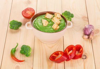 Brokoli kremalı çorba.
