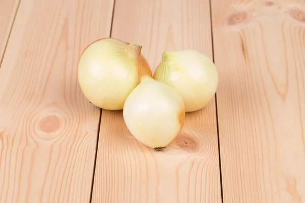 White onions on wooden platter. — Stock Photo, Image