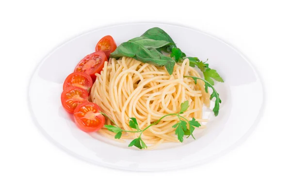 Spaghetti mit Tomate und Basilikum. — Stockfoto