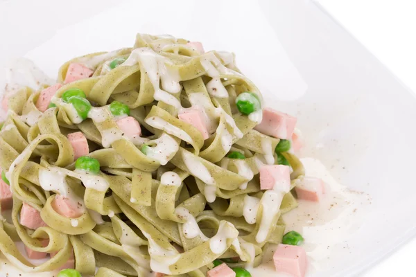 Pasta tagliatelle with green peas and ham. — Stock Photo, Image