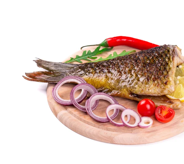 Grilované ryby se zeleninou. — Stock fotografie