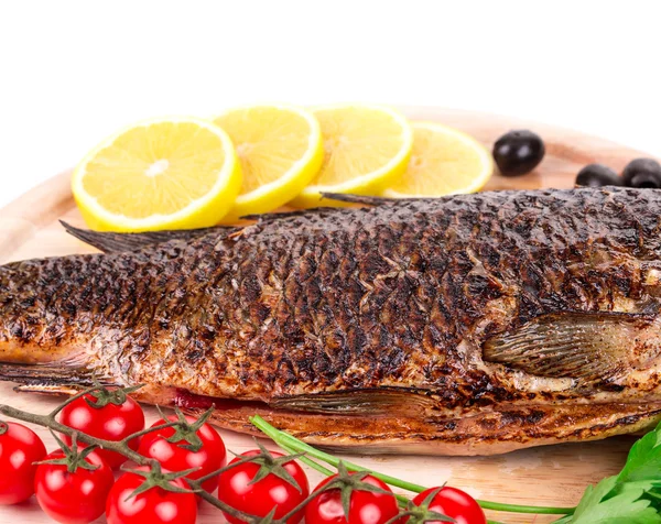 Gegrilde vis met groenten. — Stockfoto