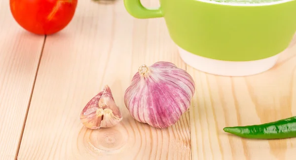 Knoblauch und Gemüse auf dem Tisch — Stockfoto