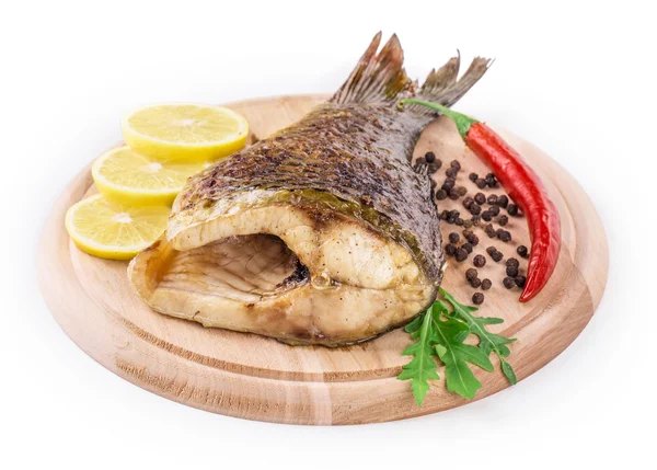 Grillad karp fisk svans. — Stockfoto