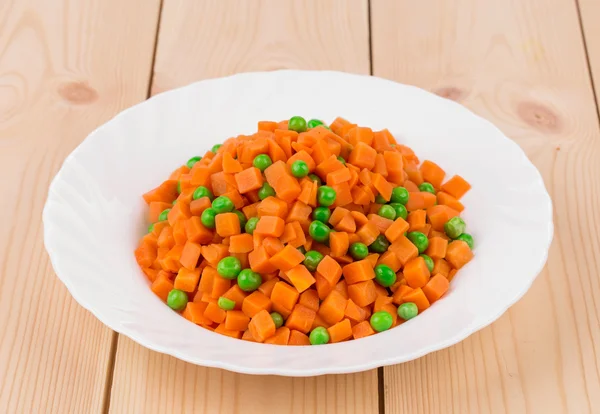 Ensalada de zanahoria en plato — Foto de Stock
