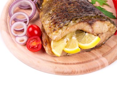 Kızarmış Balık ahşap plaka üzerinde