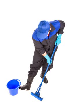 Kova ile üniformalı süpürge