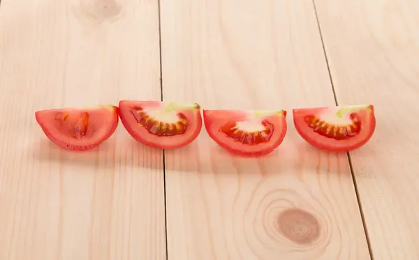 Куча свежих нарезанных помидоров . — стоковое фото