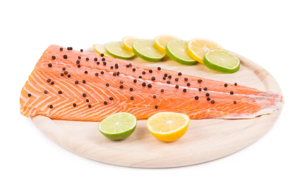 Filete de salmón crudo en tabla de cortar . — Foto de Stock