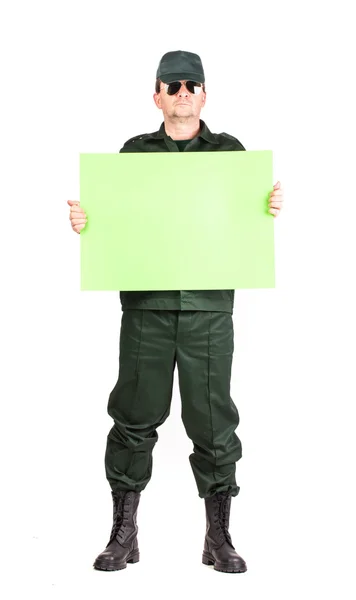 作業服の男は紙と立っています。 — ストック写真