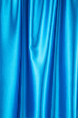 Mavi ipek perdelik. 
