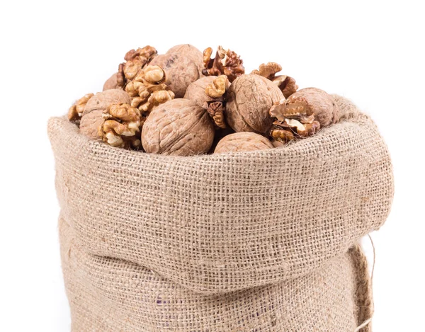 Nueces en bolsa de arpillera . — Foto de Stock