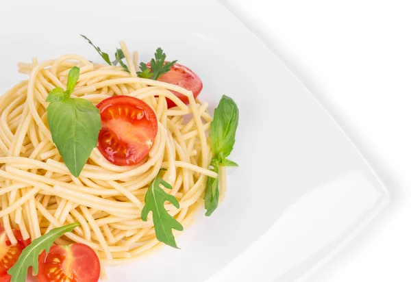 Massa com tomate e manjericão. — Fotografia de Stock