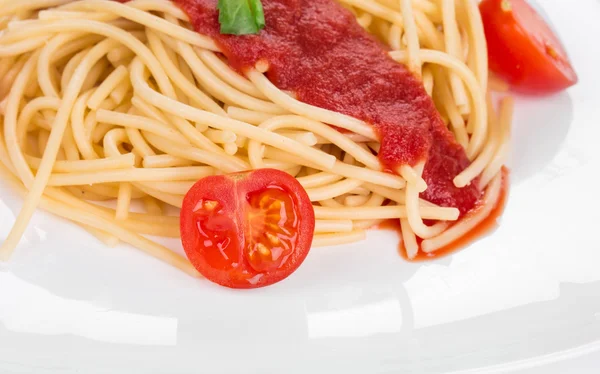 Nudeln mit Tomaten und Basilikum. — Stockfoto