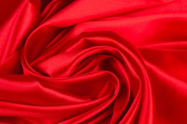 Kırmızı ipek perdelik.