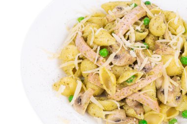 makarna kabukları ile sebze ve sosis.