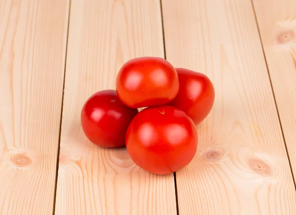 Pomodori maturi sul tavolo di legno . — Foto Stock