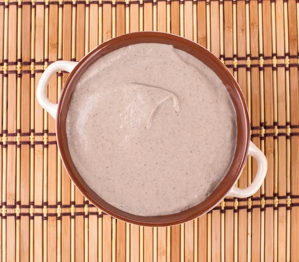 Oben auf cremiger Pilzsuppe. — Stockfoto