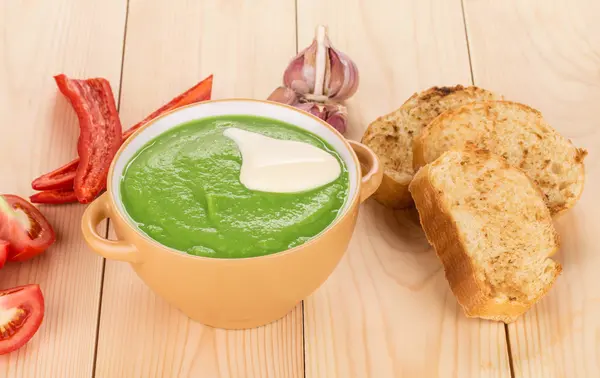 Sopa de crema de brócoli en la mesa . —  Fotos de Stock