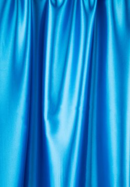 Mavi ipek perdelik.