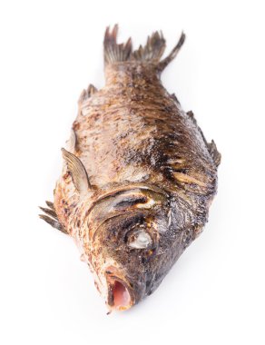 Izgara tüm sazan balık.