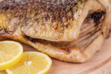 Limonlu ızgara sazan.