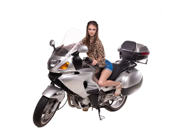 Модель моды сидит на мотоцикле — стоковое фото