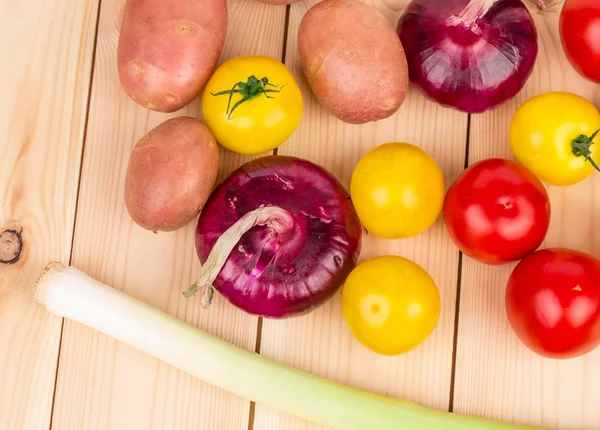 Tomates, cebola e batatas — Fotografia de Stock