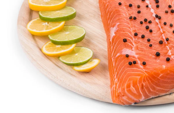 Lachsfilet mit Pfeffer und Zitrusfrüchten. — Stockfoto