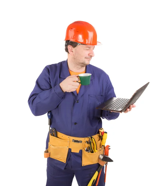 工人与杯咖啡和便携式计算机. — 图库照片