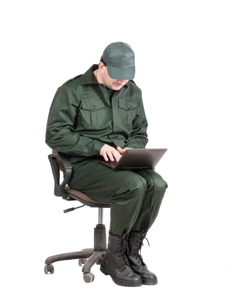 Hombre en ropa de trabajo sentado con portátil . — Foto de Stock