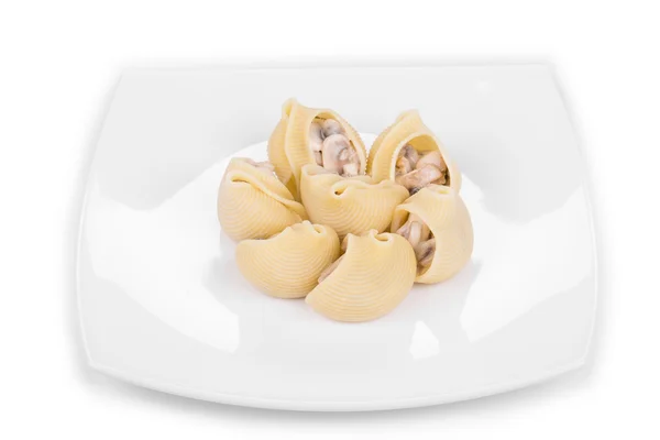 Pasta schelpen op gevuld met champignons. — Stockfoto