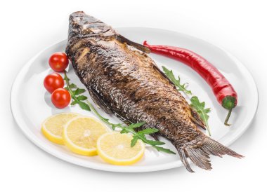 plaka üzerinde sebzeli ızgara sazan.