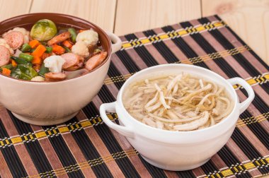 Sosis ve tavuk ile sebze çorbası.