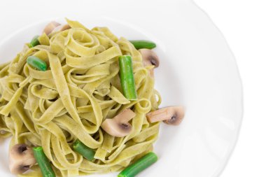 Yeşil bezelye ve jambon ile makarna tagliatelle.