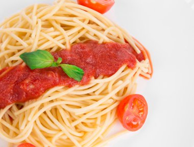 Domates ve fesleğenli spagetti..