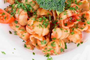 Domates ve fesleğenli spagetti..