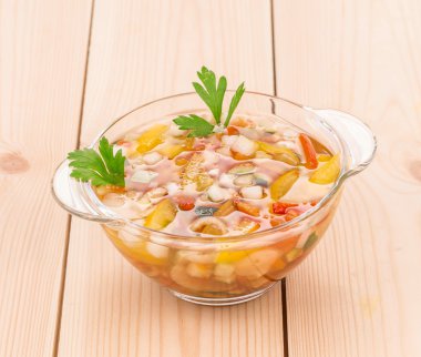 Ahşap üzerine taze ev yapımı sebze çorbası.