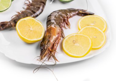 Limon ile lezzetli taze karides.