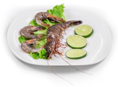 çiğ karides plaka üzerinde.