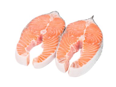 İki taze somon bifteği.