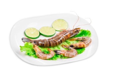 çiğ karides plaka üzerinde.