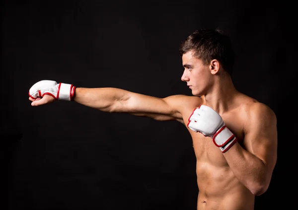 Portrét boxer bít v rukavicích. — Stock fotografie