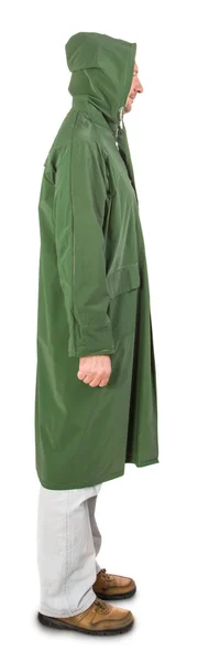 Uomo in cappotto lungo verde pioggia. Vista laterale . — Foto Stock