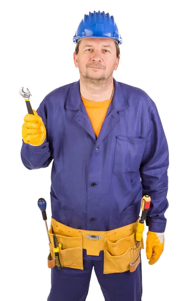 Pracovník v čepice drží klíč. — Stock fotografie
