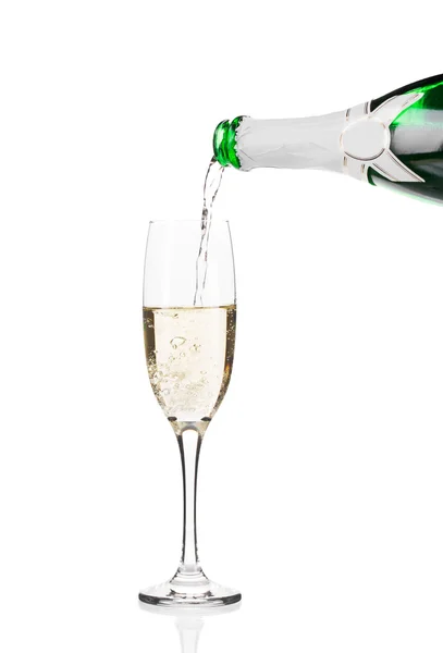 Vit champagne hälla i ett glas. — Stockfoto